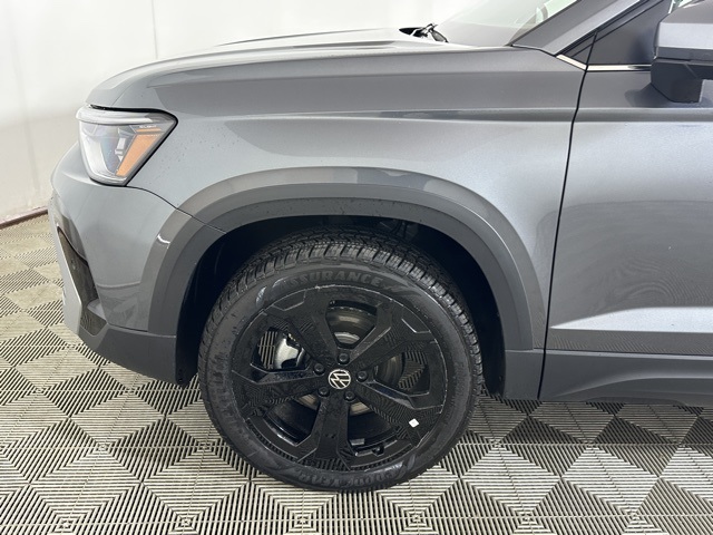 2025 Volkswagen Taos SEL photo 7