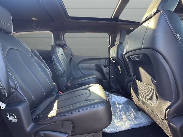 2026 Chrysler Pacifica photo 10
