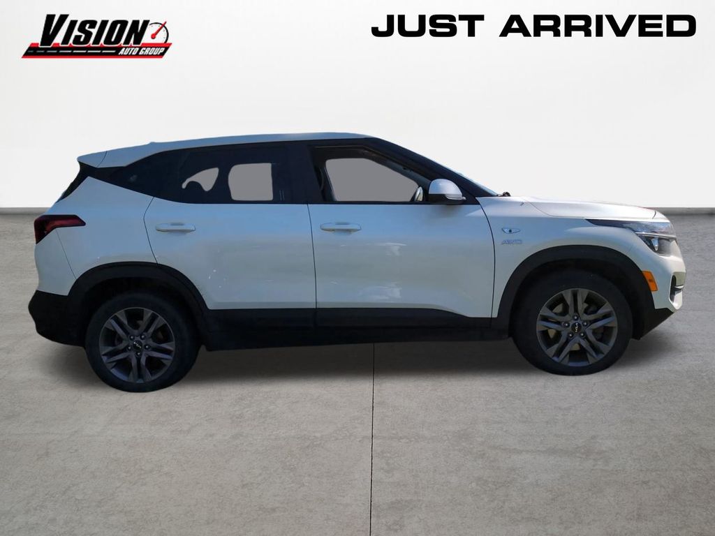 2023 Kia Seltos LX photo 4