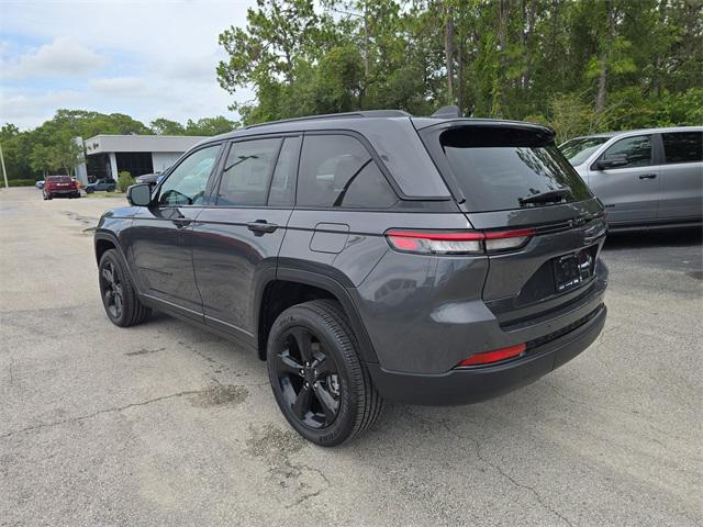 2025 Jeep Grand Cherokee Altitude photo 2