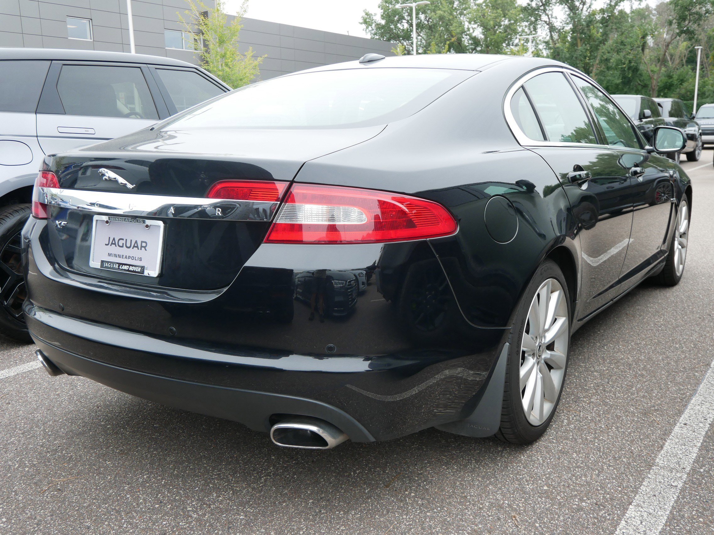 2011 Jaguar XF Premium photo 2