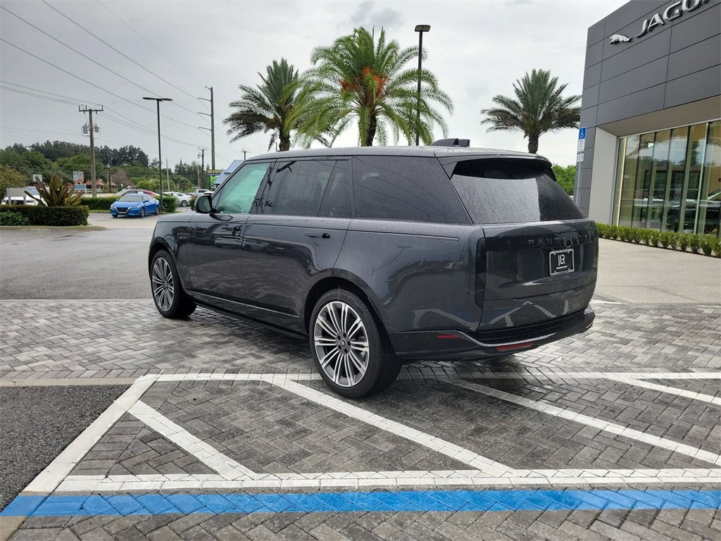 2025 Land Rover Range Rover SE photo 3