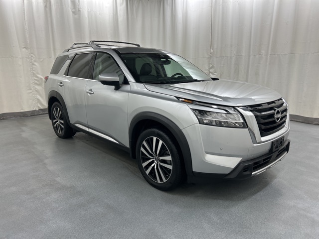2024 Nissan Pathfinder Platinum's photo
