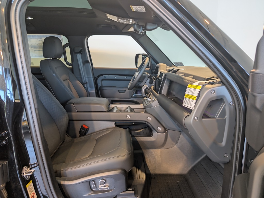 2025 Land Rover Defender 130 X-Dynamic SE photo 29