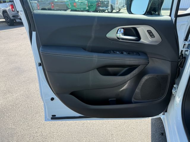 2026 Chrysler Pacifica photo 13
