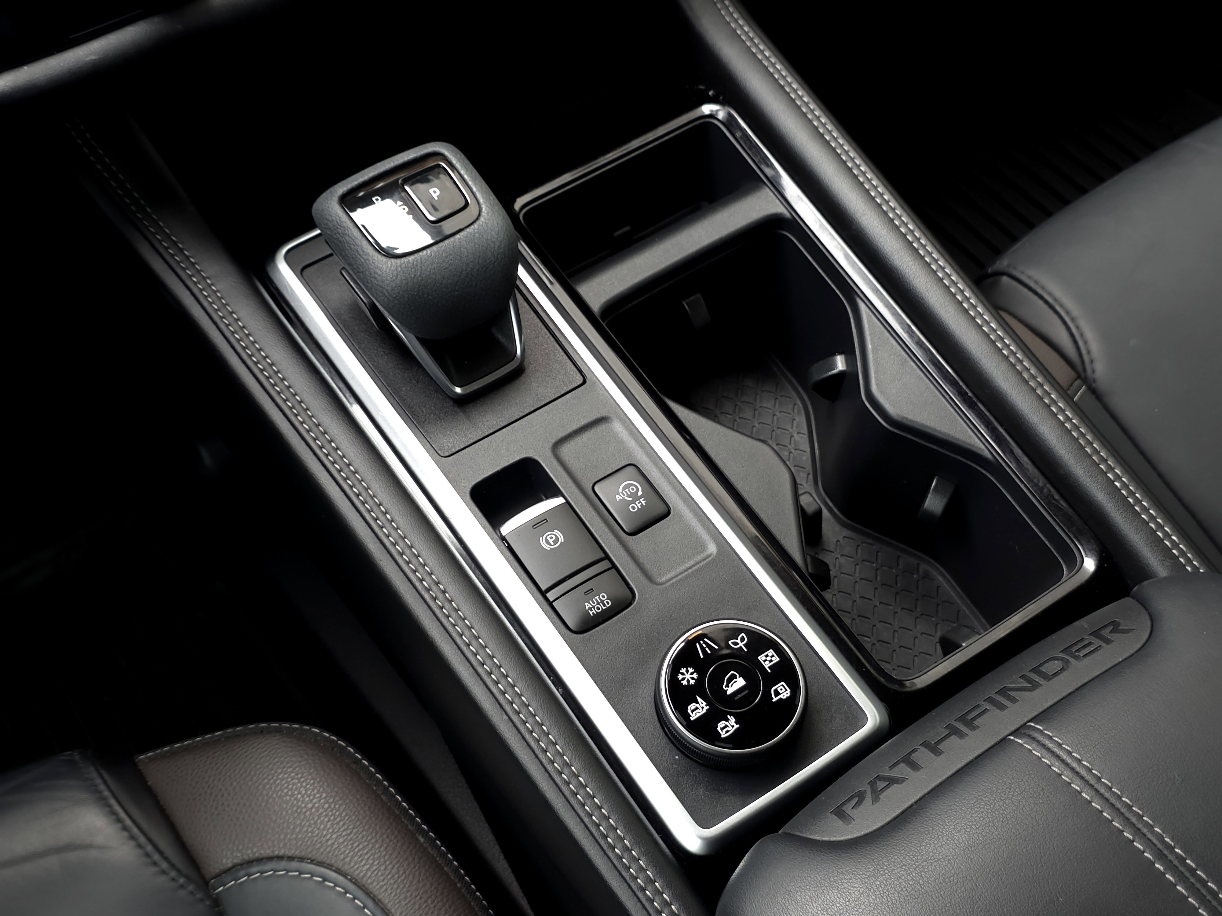 2023 Nissan Pathfinder Platinum photo 7