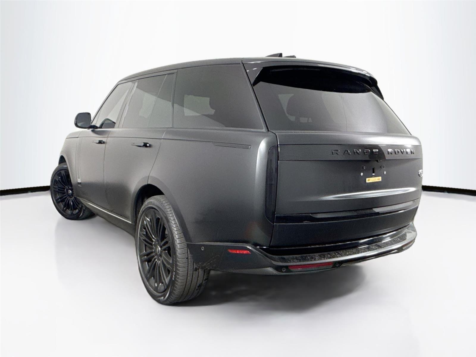 2023 Land Rover Range Rover SE photo 8