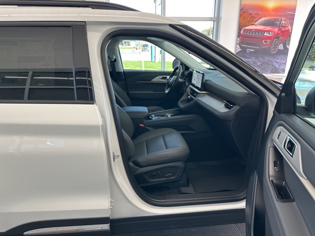 2025 Ford Explorer photo 29