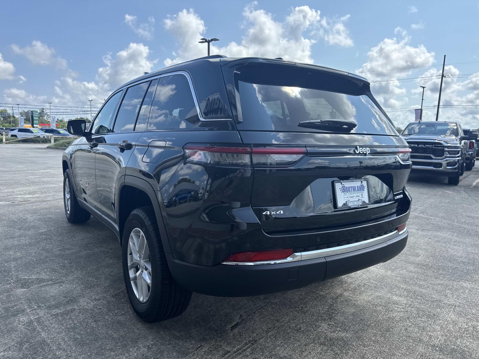 2025 Jeep Grand Cherokee Laredo X photo 3
