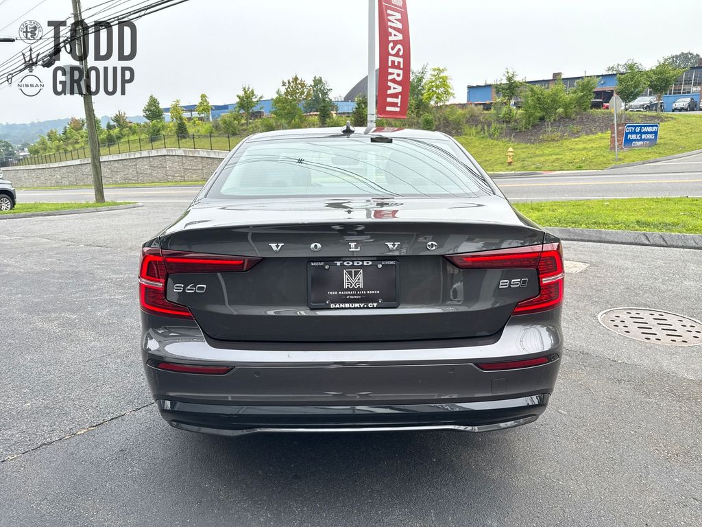 2025 Volvo S60 B5 AWD Core photo 4
