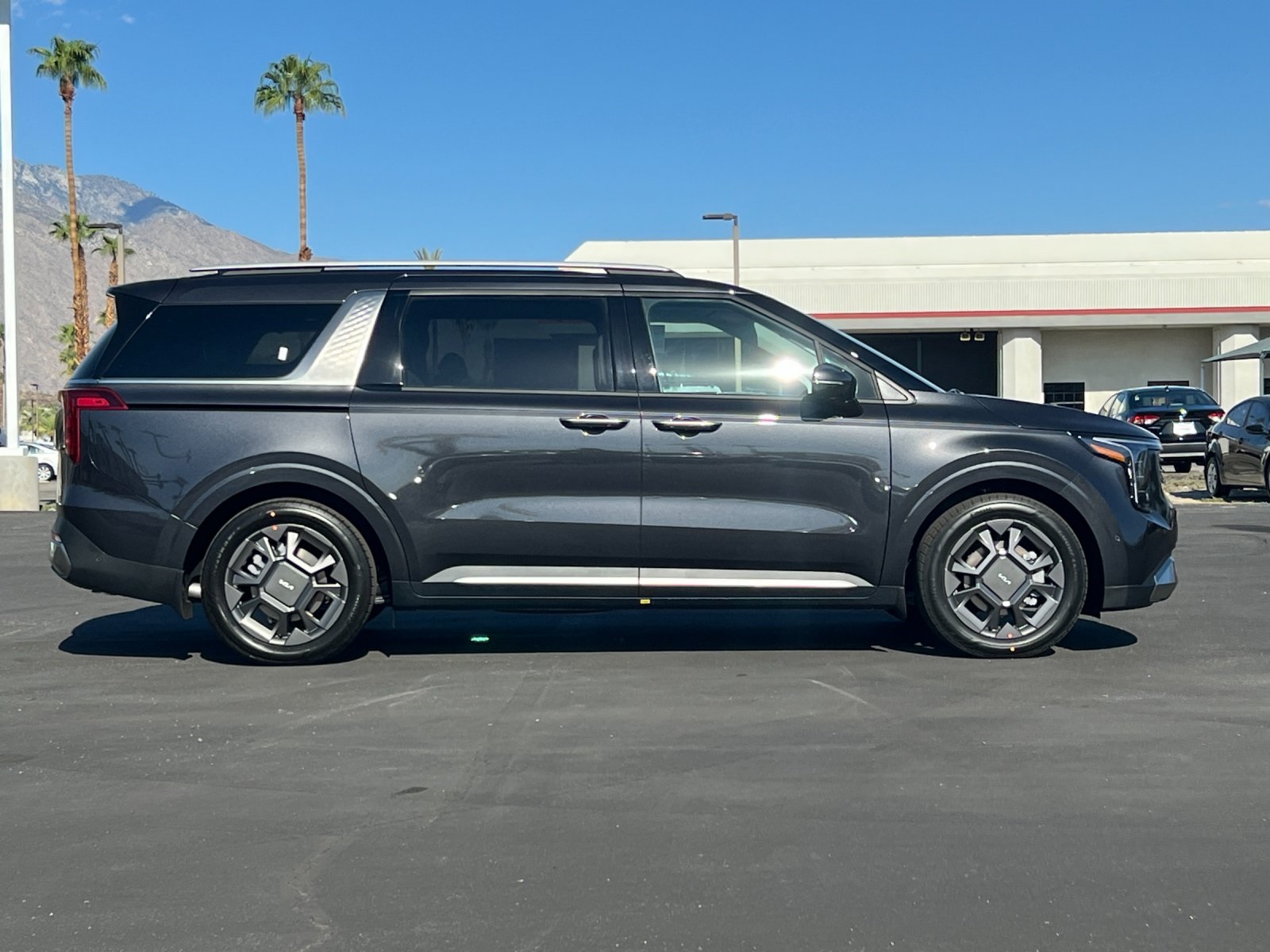 2026 Kia Carnival SX photo 2