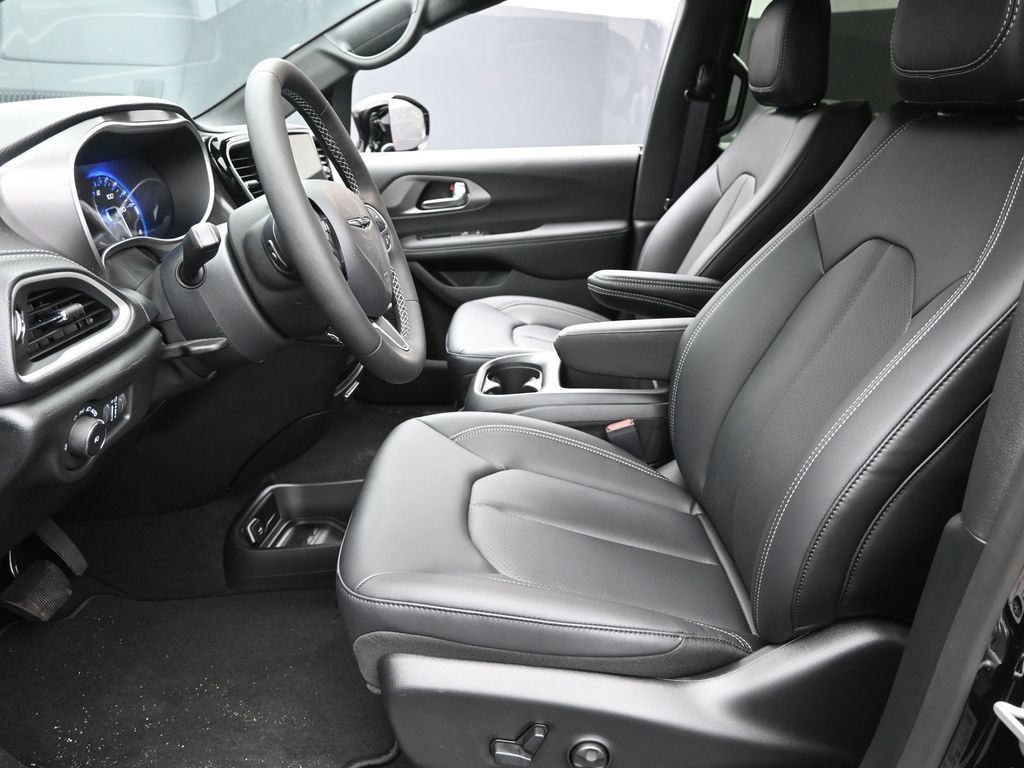 2026 Chrysler Pacifica photo 12