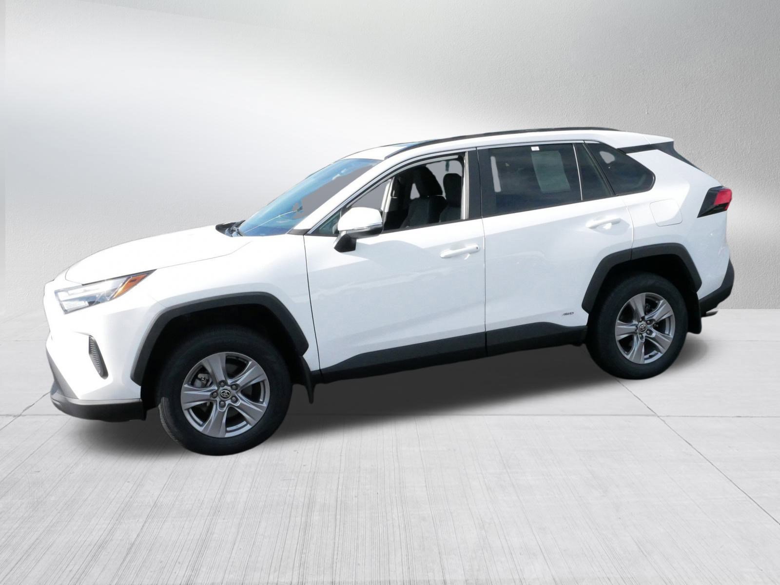 2022 Toyota RAV4 Hybrid XLE photo 3