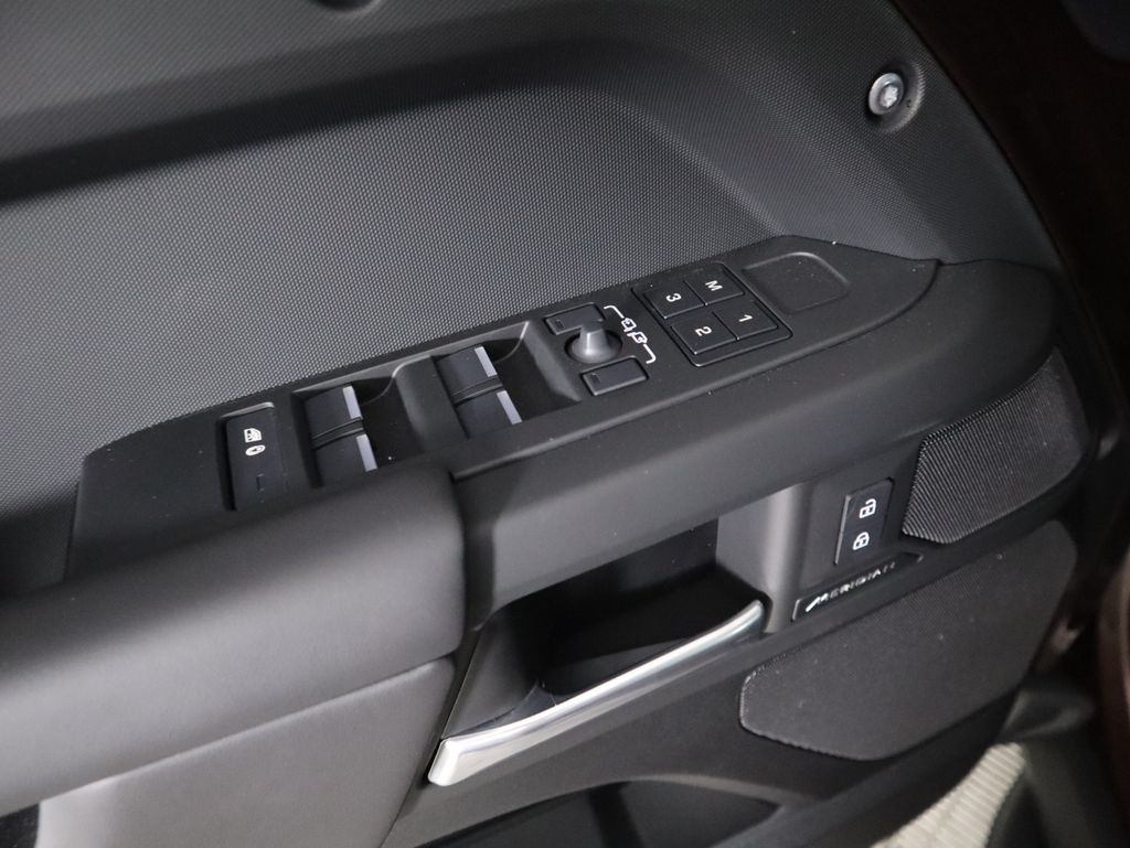 2025 Land Rover Defender 130 S photo 20