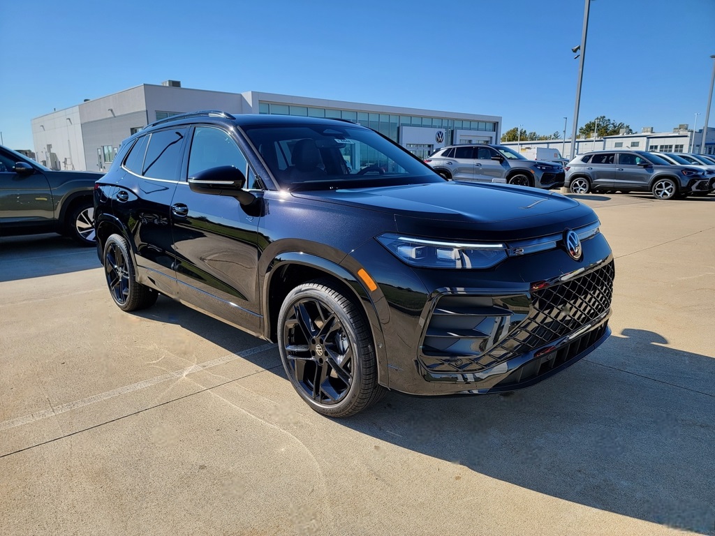 2026 Volkswagen Tiguan SE R-LINE BLACK's photo