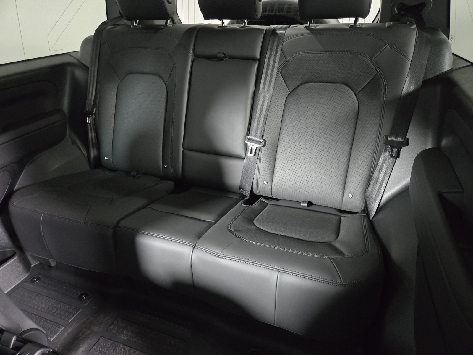 2025 Land Rover Defender 90 X-Dynamic SE photo 4