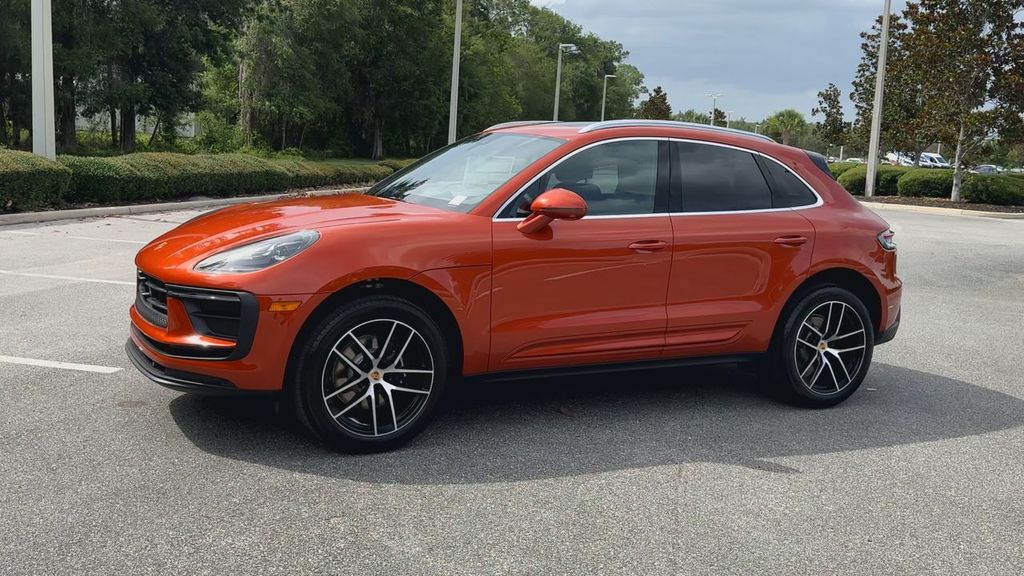 2025 Porsche Macan Base photo 4