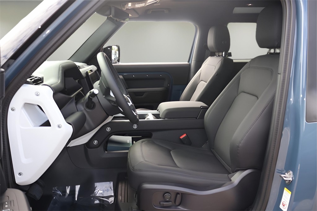 2025 Land Rover Defender 90 X-Dynamic SE photo 12