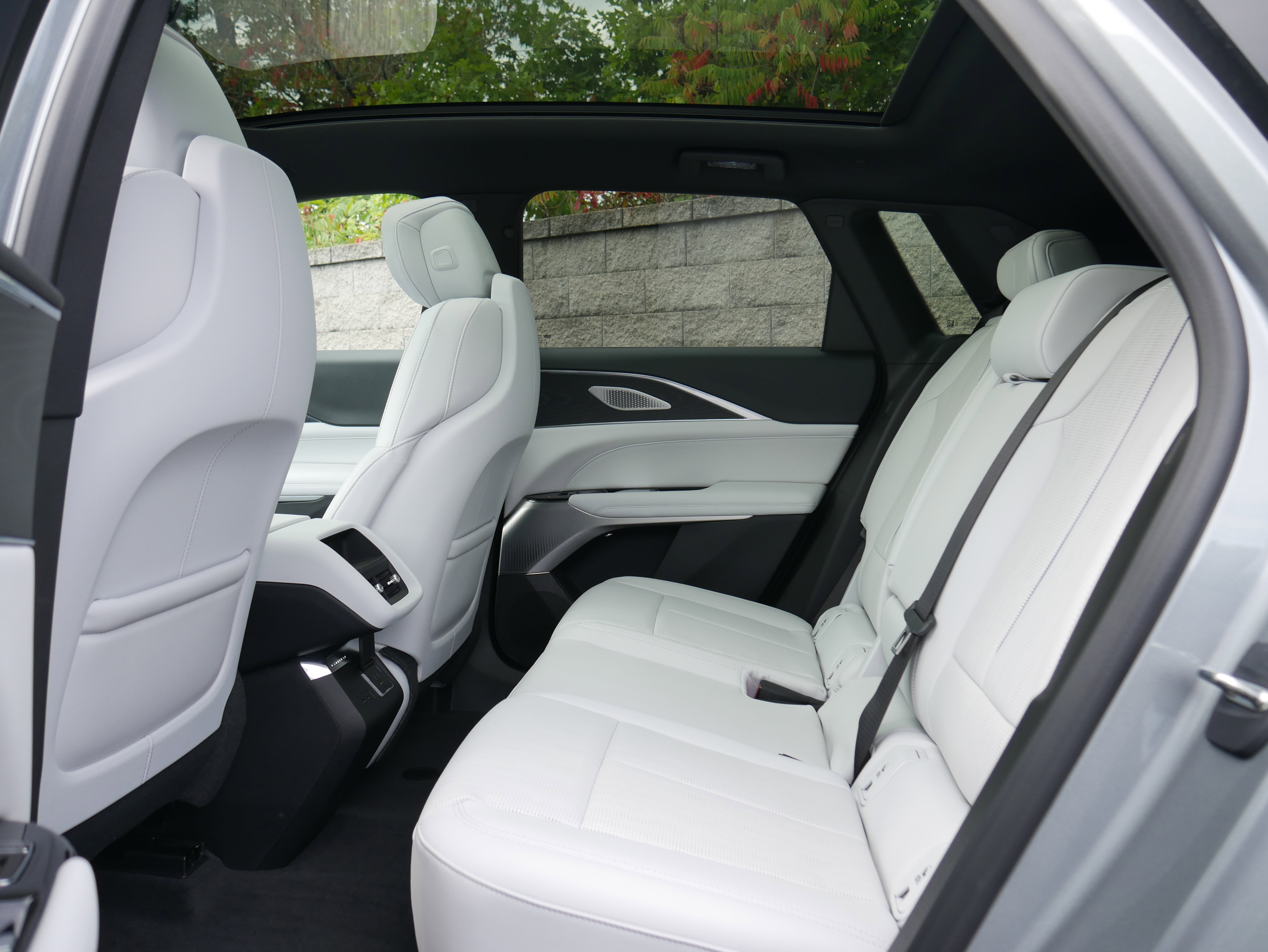 2024 Cadillac Lyriq Luxury photo 2