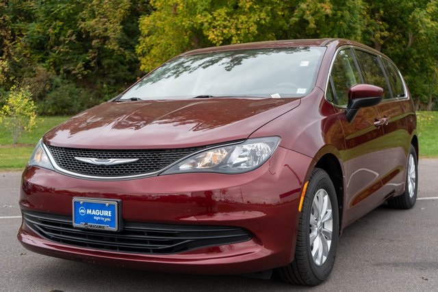 2017 Chrysler Pacifica Touring photo 2