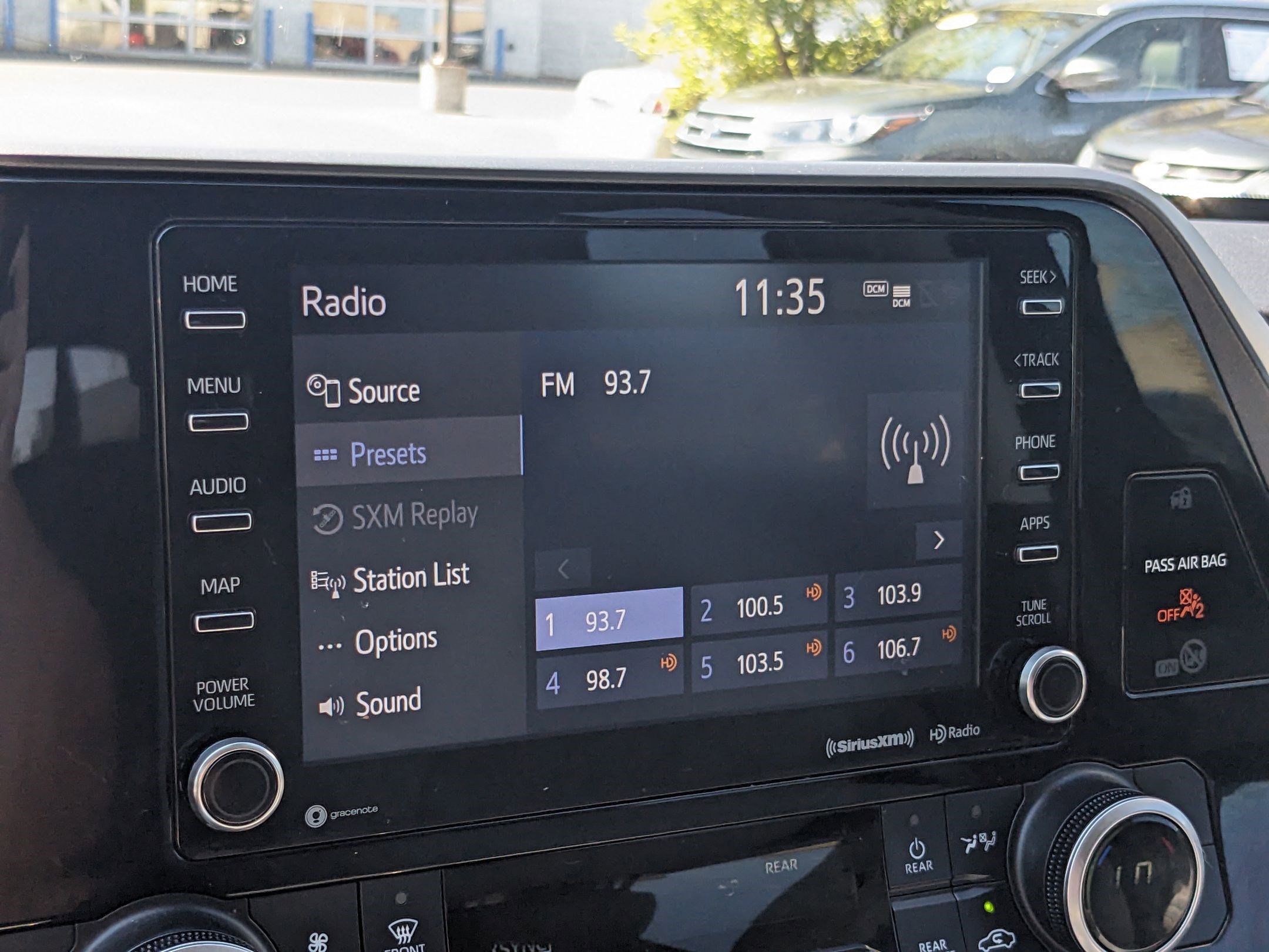 2021 Toyota Highlander Hybrid LE photo 18