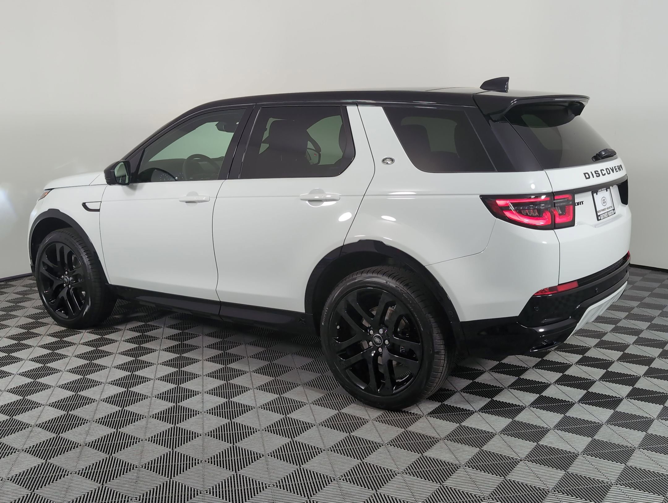2025 Land Rover Discovery Sport Dynamic SE photo 3