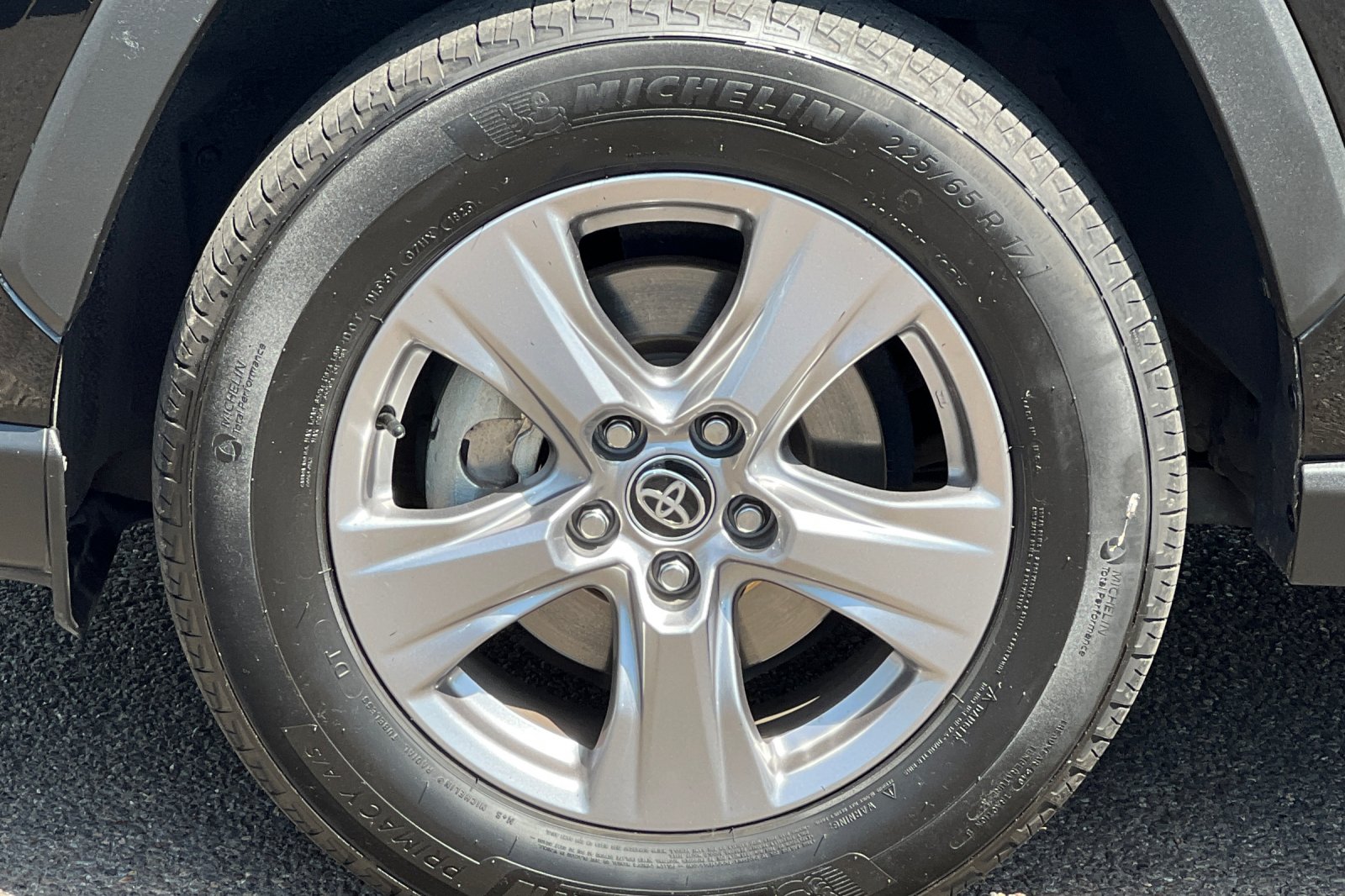 2023 Toyota RAV4 XLE photo 22