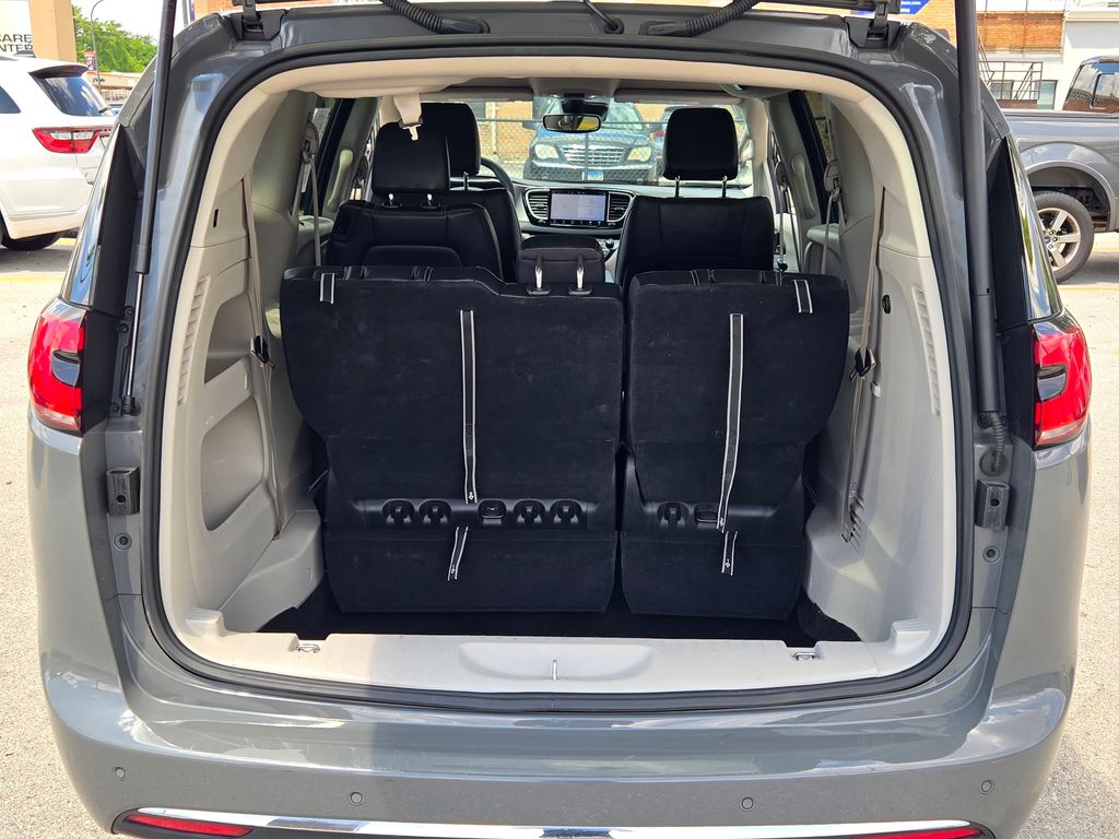 2023 Chrysler Pacifica Touring L photo 11