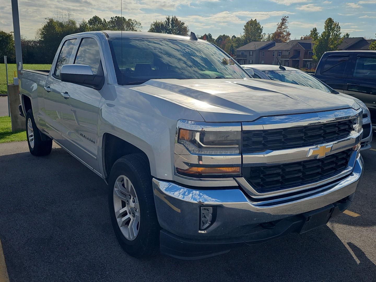 2017 Chevrolet Silverado 1500 LT photo 2