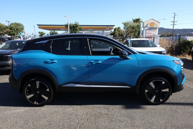 2025 Nissan Kicks SR photo 2