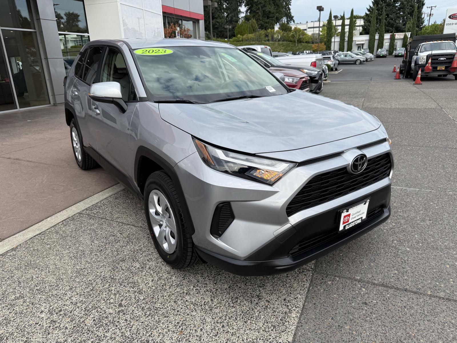 2023 Toyota RAV4 LE photo 3