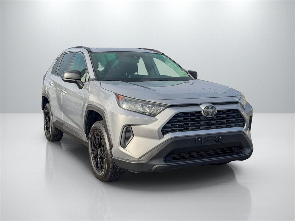 2020 Toyota RAV4 LE's photo