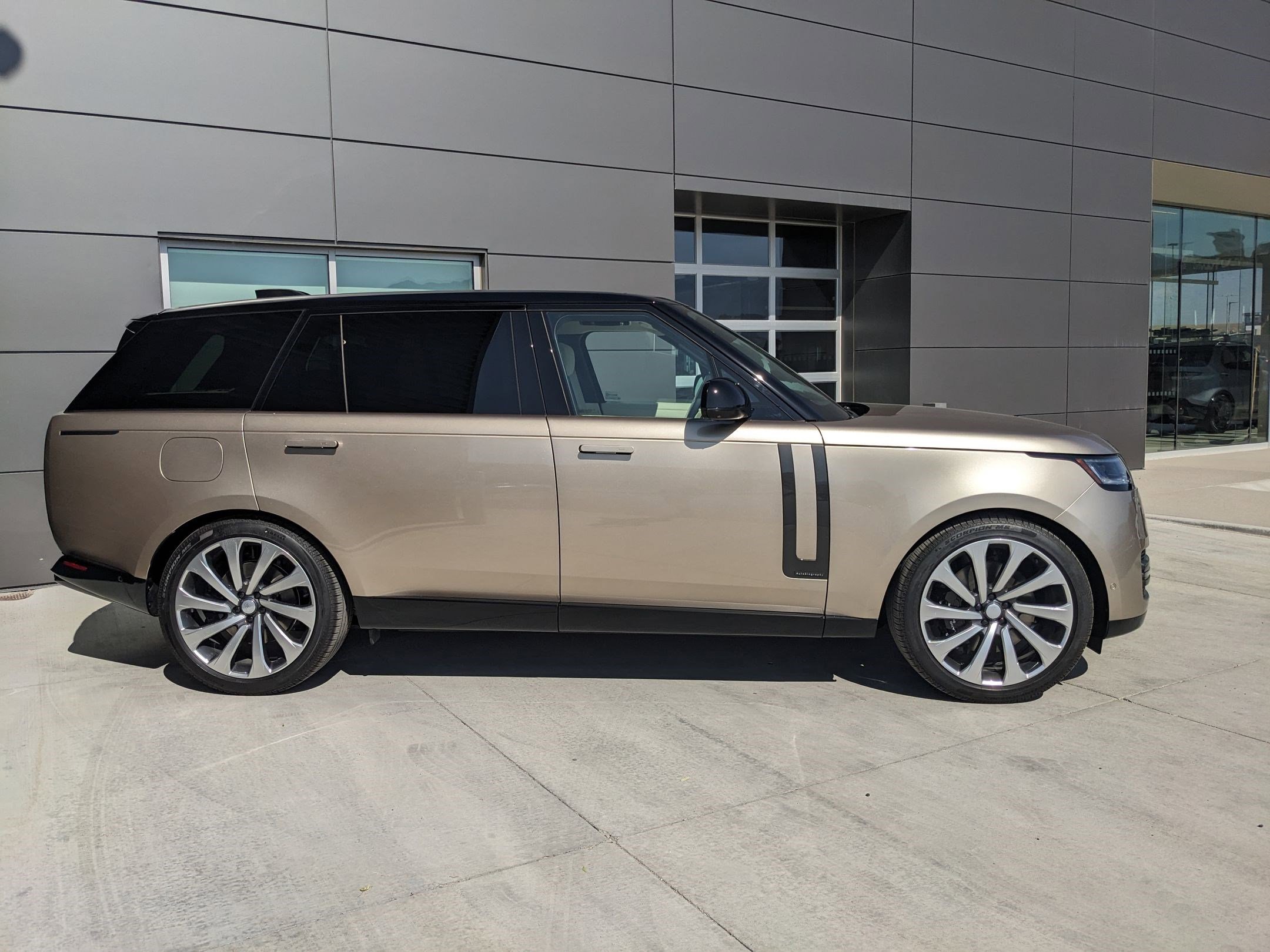 2025 Land Rover Range Rover Autobiography LWB photo 2