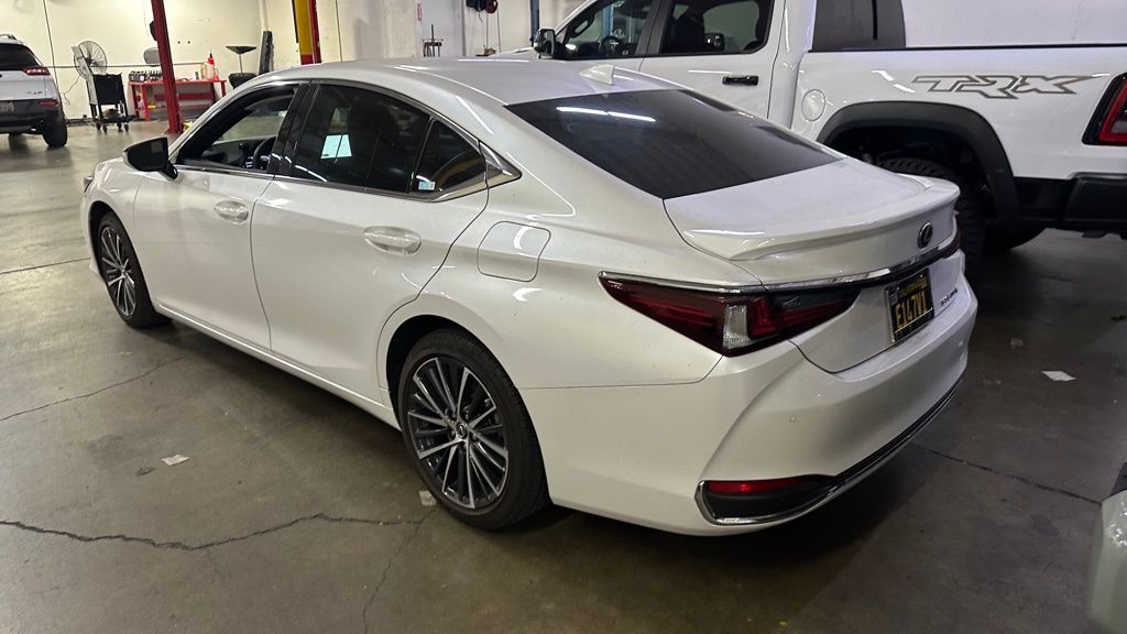 2023 Lexus ES 300h photo 3