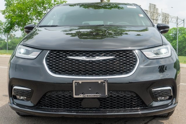 2025 Chrysler Pacifica photo 3