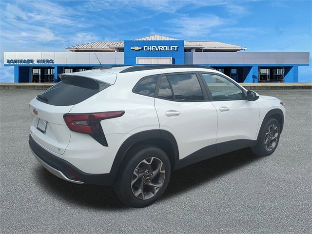 2025 Chevrolet Trax LT photo 3