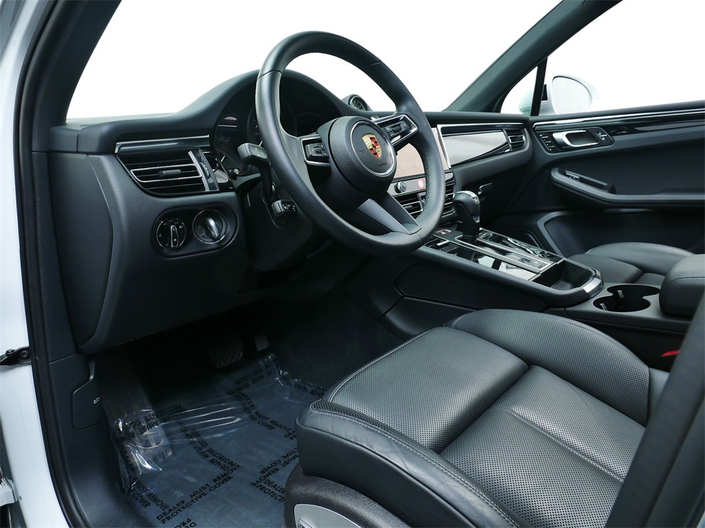 2024 Porsche Macan photo 3