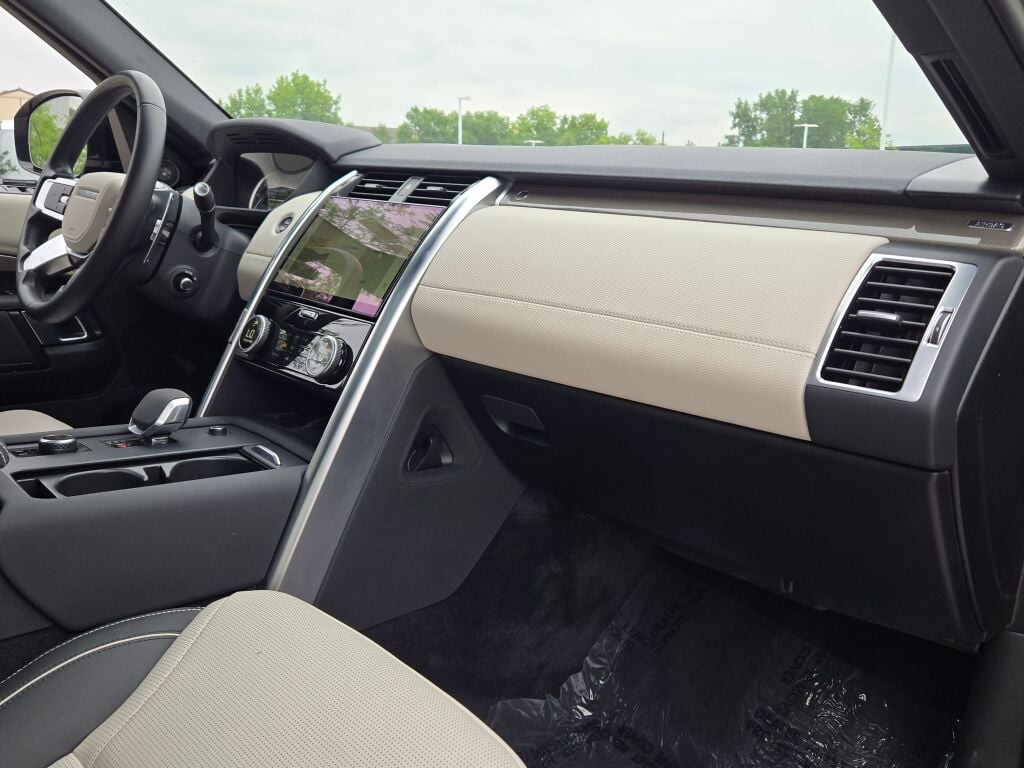 2023 Land Rover Discovery HSE R-Dynamic photo 3