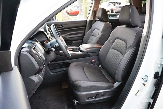 Used 2023 White Nissan SV image 14