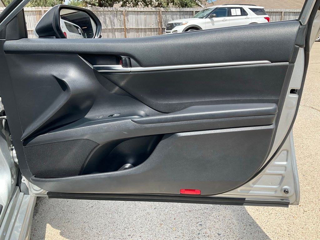 2020 Toyota Camry SE photo 10