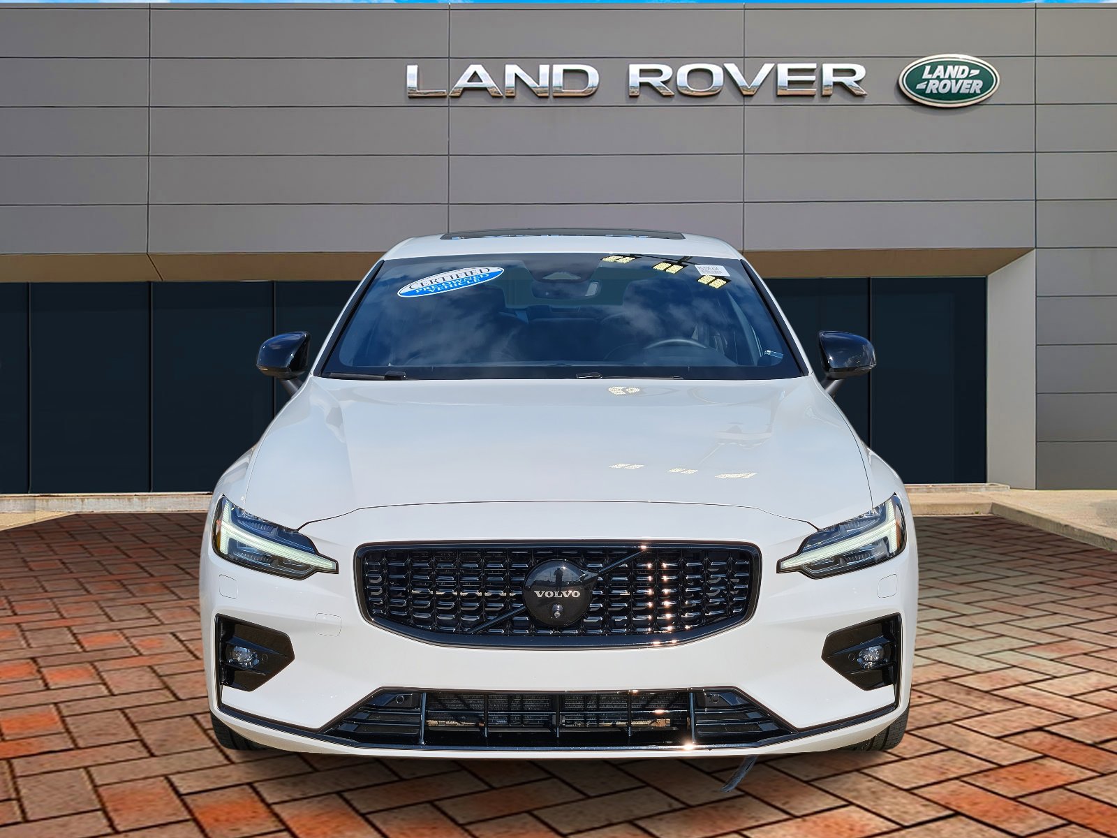 2024 Volvo S60 B5 AWD Plus Black Edition photo 2
