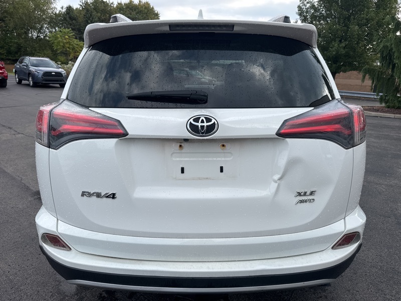 2016 Toyota RAV4 XLE photo 2