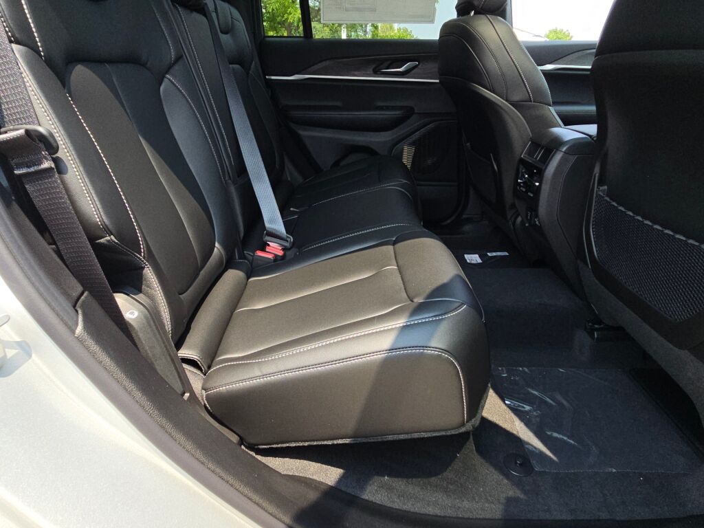 2025 Jeep Grand Cherokee Limited photo 9