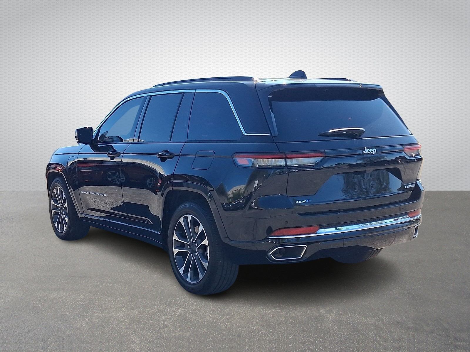 2024 Jeep Cherokee 4xe Overland photo 2
