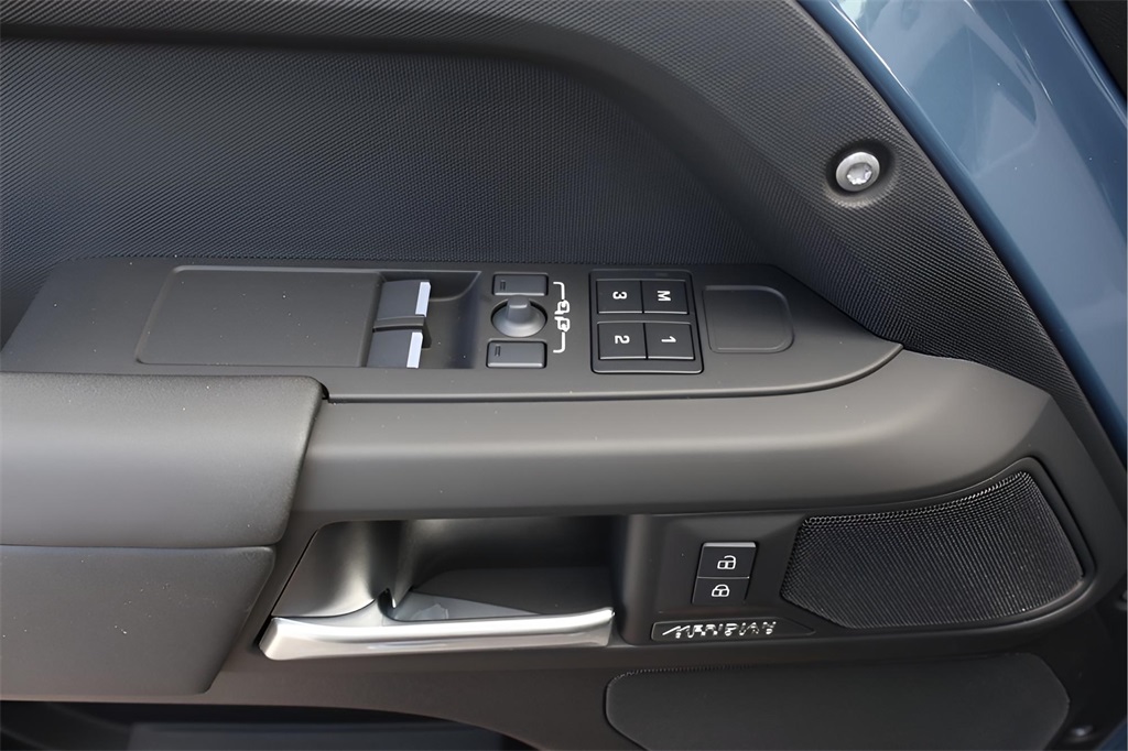 2025 Land Rover Defender 90 X-Dynamic SE photo 11