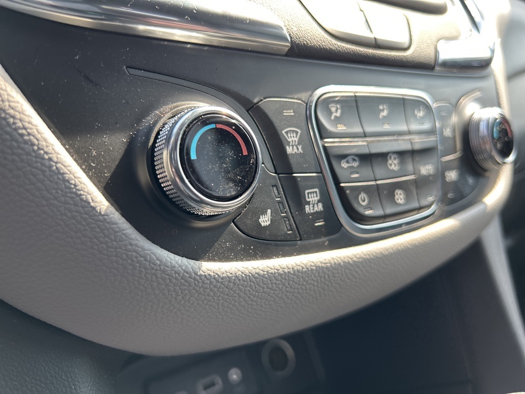 2023 Chevrolet Equinox LT photo 2
