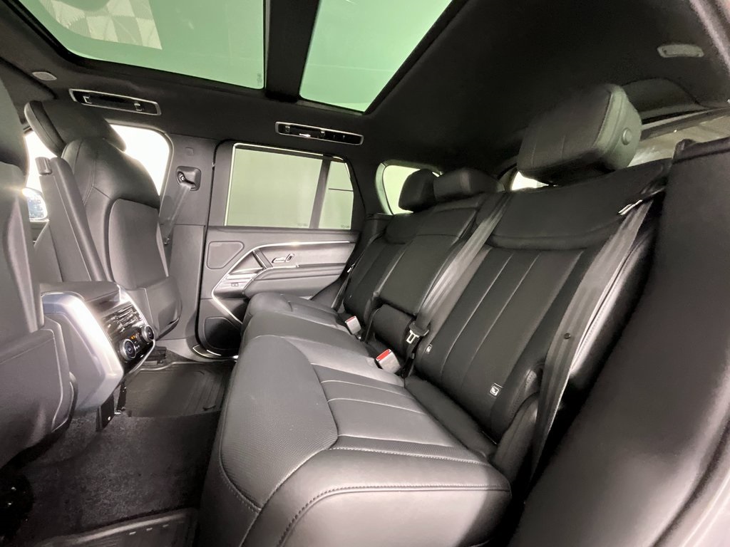 2025 Land Rover Range Rover SE photo 4