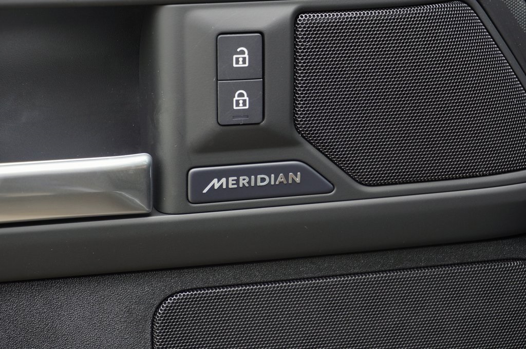 2025 LAND ROVER DEFENDER - Image 11