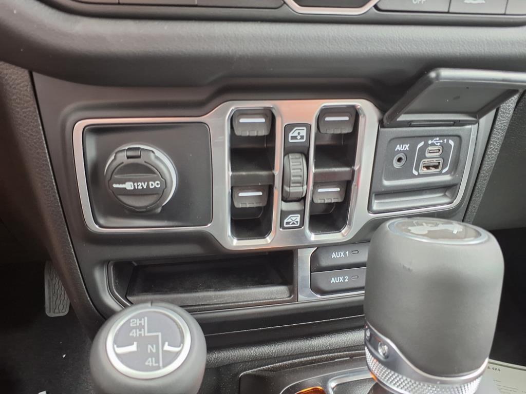 2025 Jeep Wrangler Sahara photo 9