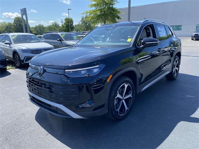 2025 Volkswagen Tiguan SE photo 3